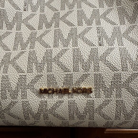 NWT Michael Kors Rosemary Large Signature Logo Shoulder Bag Vanilla/Luggage - Picture 7 of 15